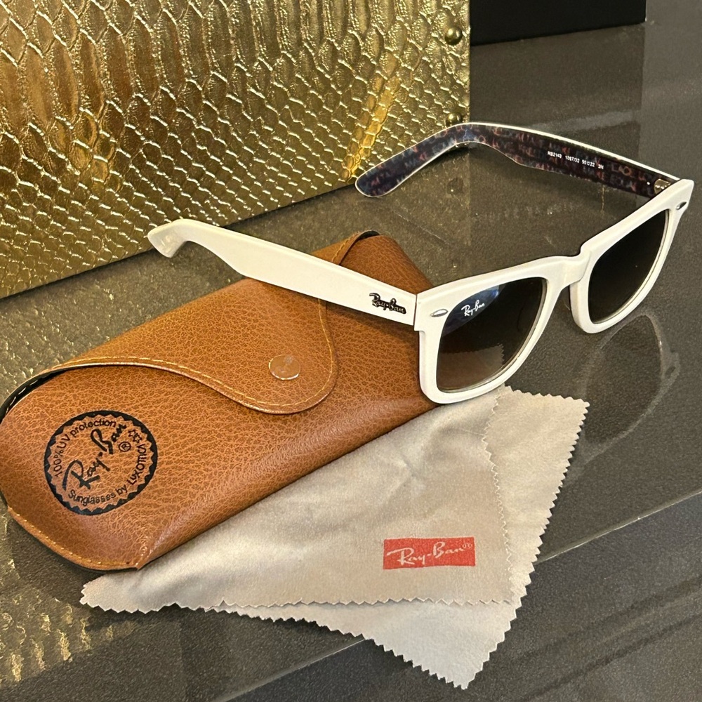 RayBan Wayfarer Sunglasses—-UNISEX